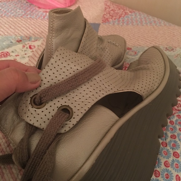 Fly London 🌸🎉🌸🌻 - Picture 4 of 5